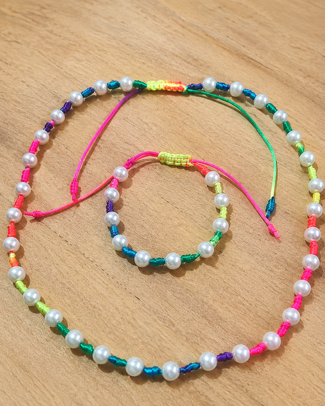 Collar y pulsera multicolor hechos por alumna del curso