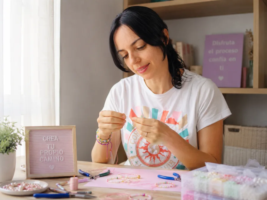 Ana Nieto, especialista en bisutería con 14 años de experiencia, trabajando en su taller